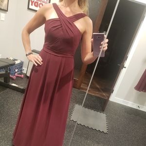 Kennedy blue elena dress in the color bordeaux.